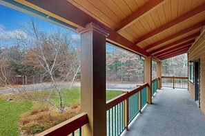 Property grounds - Golf-adjacent condo with balcony & arcade (Wisconsin Dells)