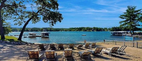 Una spiaggia nelle vicinanze