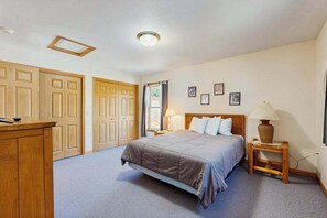 Iron/ironing board, WiFi, bed sheets - Lakefront condo near golf with amazing views, private beach access, & fireplace (Wisconsin Dells)