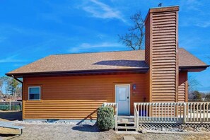 Exterior - Lakefront condo near golf with amazing views, private beach access, & fireplace (Wisconsin Dells)