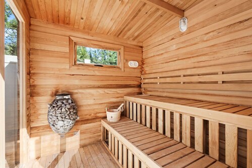 Modern dog-friendly cabin with hot tub, gas fireplace, patio, grill, & W/D