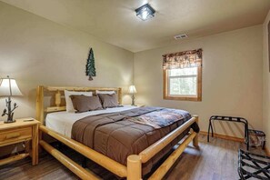 Internet, bed sheets - Modern dog-friendly cabin with hot tub, gas fireplace, patio, grill, & washer/dr (Conover)