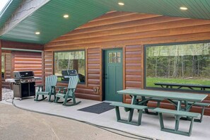 Outdoor dining - Modern dog-friendly cabin with hot tub, gas fireplace, patio, grill, & washer/dr (Conover)