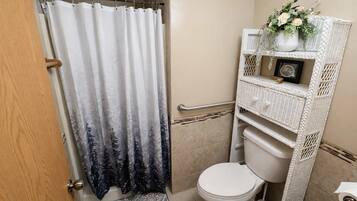Cabin, Multiple Beds, Patio (Amber Sunset Retreat) | Bathroom