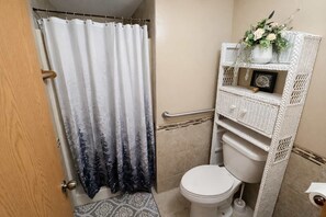 Kabin, Beberapa Tempat Tidur, patio (Amber Sunset Retreat) | Kamar mandi