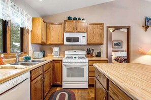 Fridge, microwave, oven, stovetop - Lakefront home with firepit, screened porch, WiFi, central AC, and kayaks (Lac Du Flambeau)