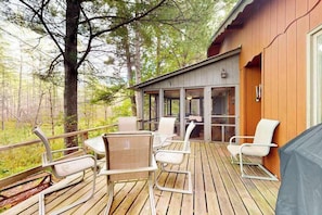 Outdoor dining - Lakefront cabin with kayaks, firepit, dock & spacious interior (Woodruff)