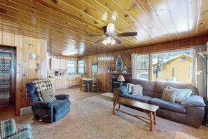 TV, fireplace, offices - Lakeview cabin with dock access, kayaks, row boat, firepit & year-round fun (St. Germain)