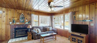 Lakeview cabin with dock access, kayaks, row boat, firepit & year-round fun