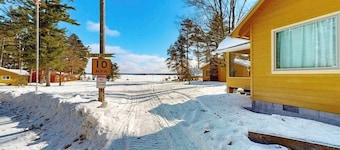 Lakeview cabin with dock access, kayaks, row boat, firepit & year-round fun
