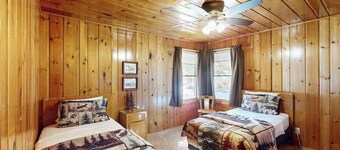 Lakeview cabin with dock access, kayaks, row boat, firepit & year-round fun