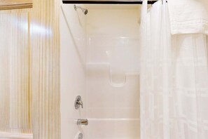 Shower, towels - New dog-friendly cabin with river views, grill, modern interior, W/D, and AC (Tomahawk)