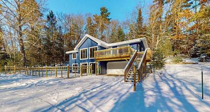 Serene Home w/ large fenced in yard, jetted tub, WIFI, near Lakes & Trails