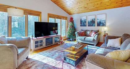 Serene Home w/ large fenced in yard, jetted tub, WIFI, near Lakes & Trails