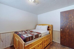 WiFi, bed sheets - Serene Home w/ large fenced in yard, jetted tub, WIFI, near Lakes & Trails (St. Germain)