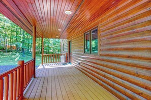 Terrace/patio - Beautiful Lakefront Cabin with a Private Dock, Firepit, and Large Yard! (Presque Isle)