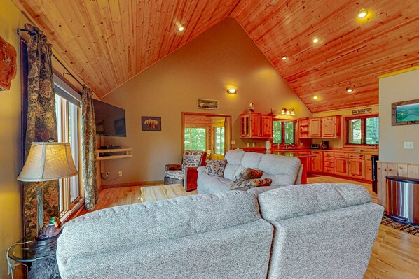TV, DVD player, offices - Beautiful Lakefront Cabin with a Private Dock, Firepit, and Large Yard! (Presque Isle)