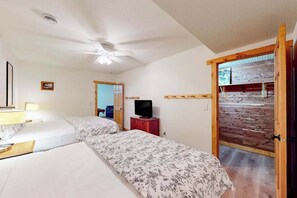 Escritorio, tabla de planchar con plancha, wifi y ropa de cama