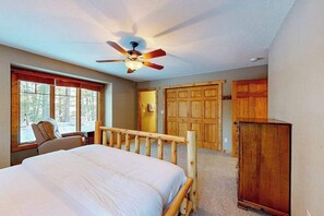 Desk, iron/ironing board, WiFi, bed sheets - Sprawling lakeside home with dock, kayaks, pool table, fireplace, grill, & AC (St. Germain)