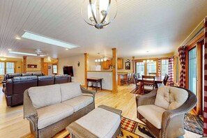 TV, fireplace - Sprawling lakeside home with dock, kayaks, pool table, fireplace, grill, & AC (St. Germain)