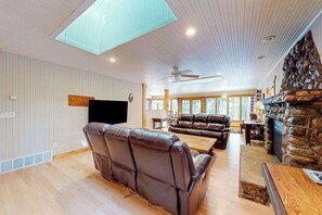 TV, fireplace - Sprawling lakeside home with dock, kayaks, pool table, fireplace, grill, & AC (St. Germain)