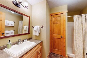 Shower, towels - Sprawling lakeside home with dock, kayaks, pool table, fireplace, grill, & AC (St. Germain)