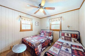 Iron/ironing board, travel cot, WiFi, bed sheets - All-seasons lakefront cabin with dock, wood fireplace, kitchen, kayaks, & AC (Minocqua)