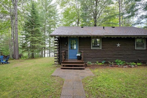All-seasons lakefront cabin with dock, wood fireplace, kitchen, kayaks, & AC