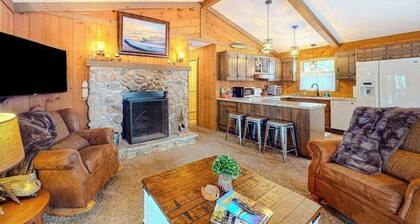 All-seasons lakefront cabin with dock, wood fireplace, kitchen, kayaks, & AC