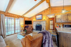 TV, fireplace, offices - All-seasons lakefront cabin with dock, wood fireplace, kitchen, kayaks, & AC (Minocqua)