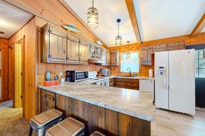 Fridge, microwave, oven, stovetop - All-seasons lakefront cabin with dock, wood fireplace, kitchen, kayaks, & AC (Minocqua)