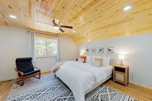 Desk, WiFi, bed sheets - Dog-friendly, lakefront getaway with a firepit, dock, washer/dryer, & AC (St. Germain)