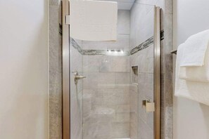 Een douche, handdoeken