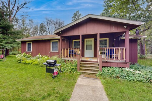 Dog-friendly home near Petenwell Lake - gas grill & outdoor dining area