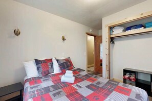 Tabla de planchar con plancha, wifi y ropa de cama