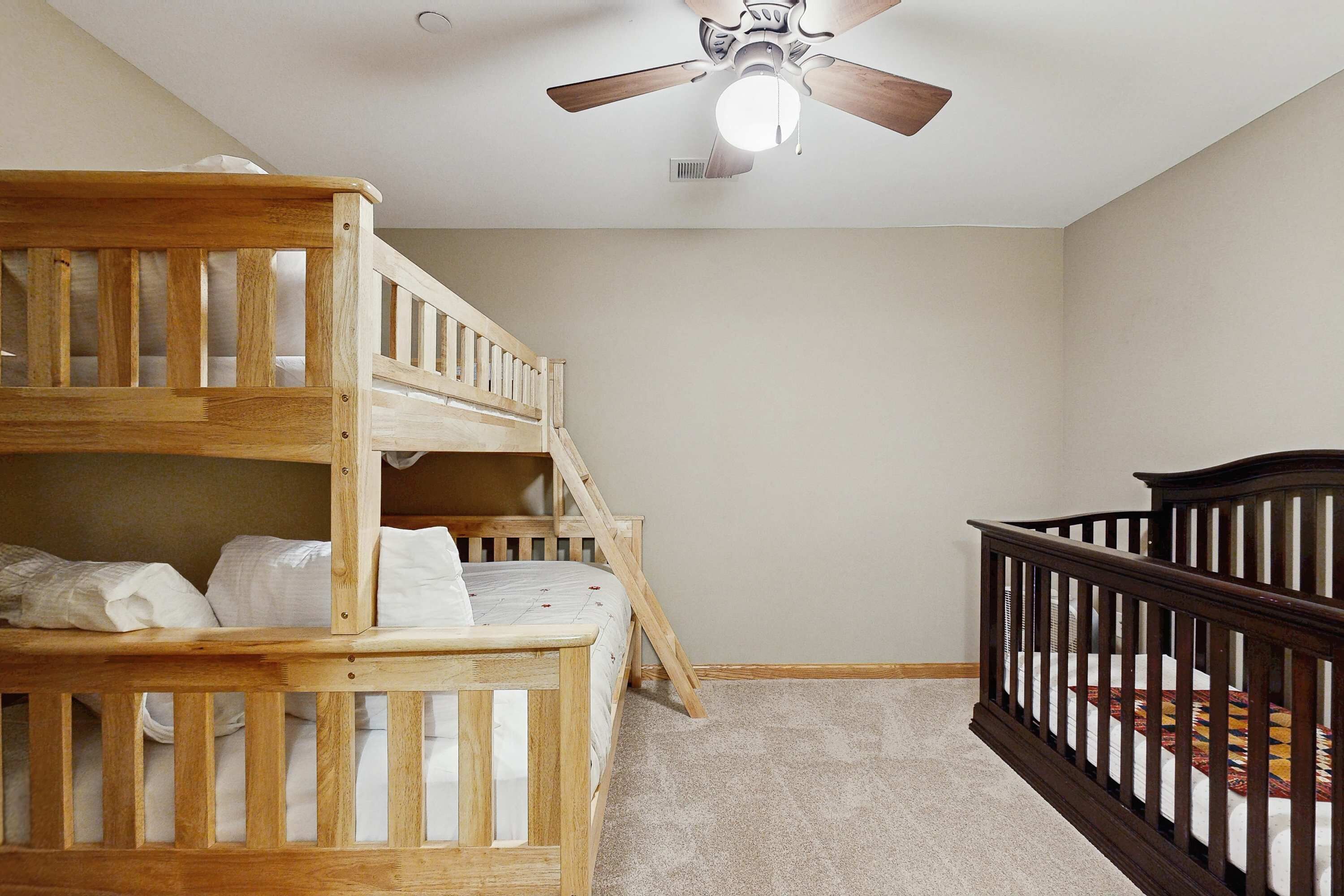 4 habitaciones, tabla de planchar con plancha, wifi y ropa de cama 