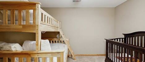 4 habitaciones, tabla de planchar con plancha, wifi y ropa de cama