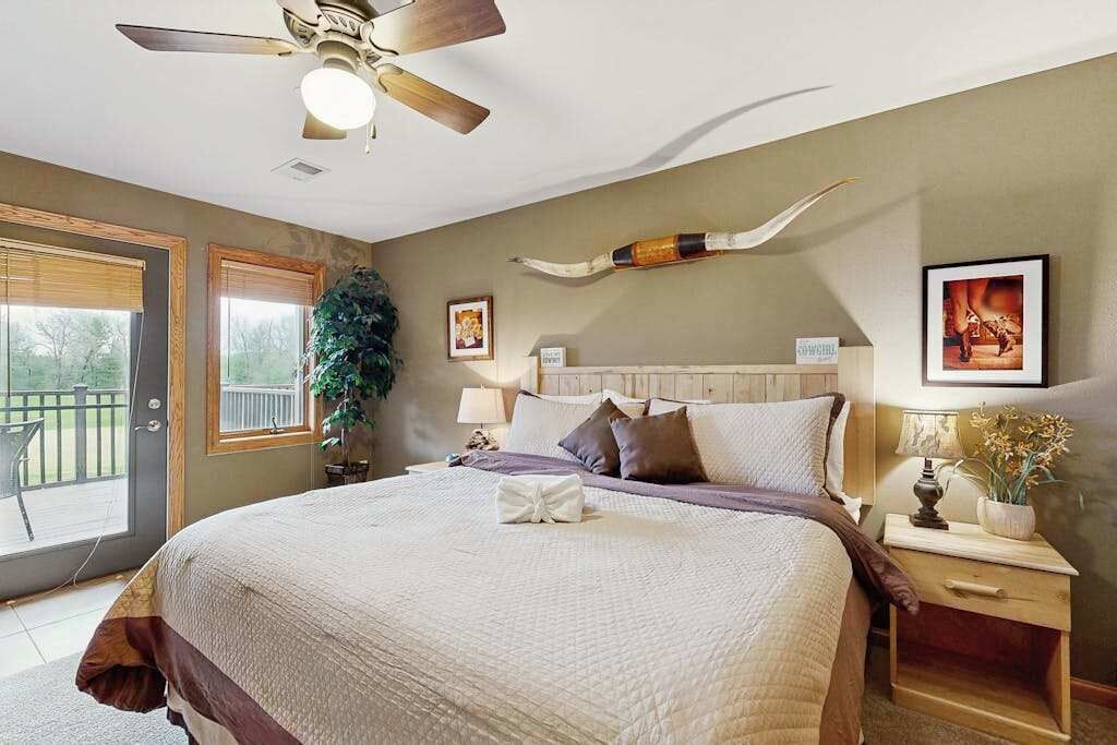 4 bedrooms, iron/ironing board, WiFi, bed sheets