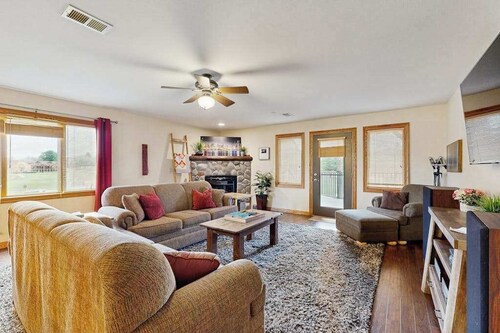 Lovely home overlooking golf course with WiFi, AC, pool, hot tub - near lake