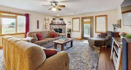Lovely home overlooking golf course with WiFi, AC, pool, hot tub - near lake
