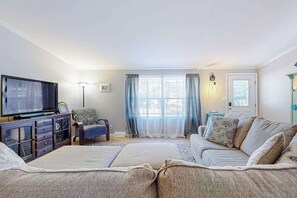 Fernseher, DVD-Player, Arbeitsbereiche
