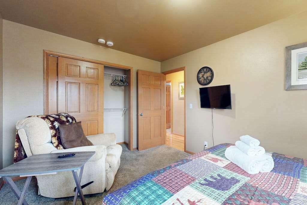 Iron/ironing board, travel cot, WiFi, bed sheets