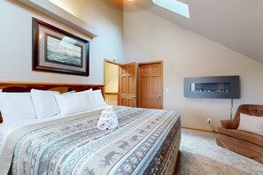 Iron/ironing board, travel cot, WiFi, bed sheets - Charming Golf View Home, w/ Hot tub, Sauna, Fire pit, near Lakes & Trails! (Nekoosa)