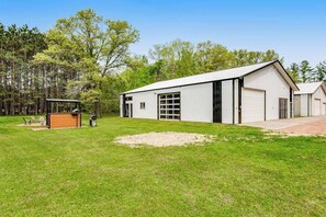 Exterior - Renovated barn retreat with firepit, grill, sauna, foosball, kayaks & movie room (Necedah)