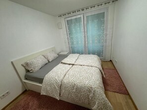 Iron/ironing board, WiFi, bed sheets - Modern garden apartment near the trade fair and Munich Airport (Poing)