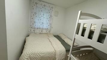 Iron/ironing board, WiFi, bed sheets
