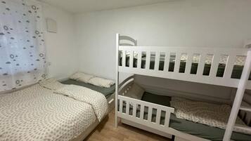 Iron/ironing board, WiFi, bed sheets