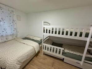 Tabla de planchar con plancha, wifi y ropa de cama 