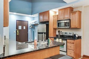 Fridge, microwave, oven, stovetop - Family Escape at Chula Vista w/ Adventure Perk (Wisconsin Dells)