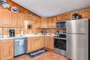 Fridge, microwave, oven, stovetop - Lakefront home w/ deck, grill, fireplace, firepit, AC, & WiFi (Eagle River)